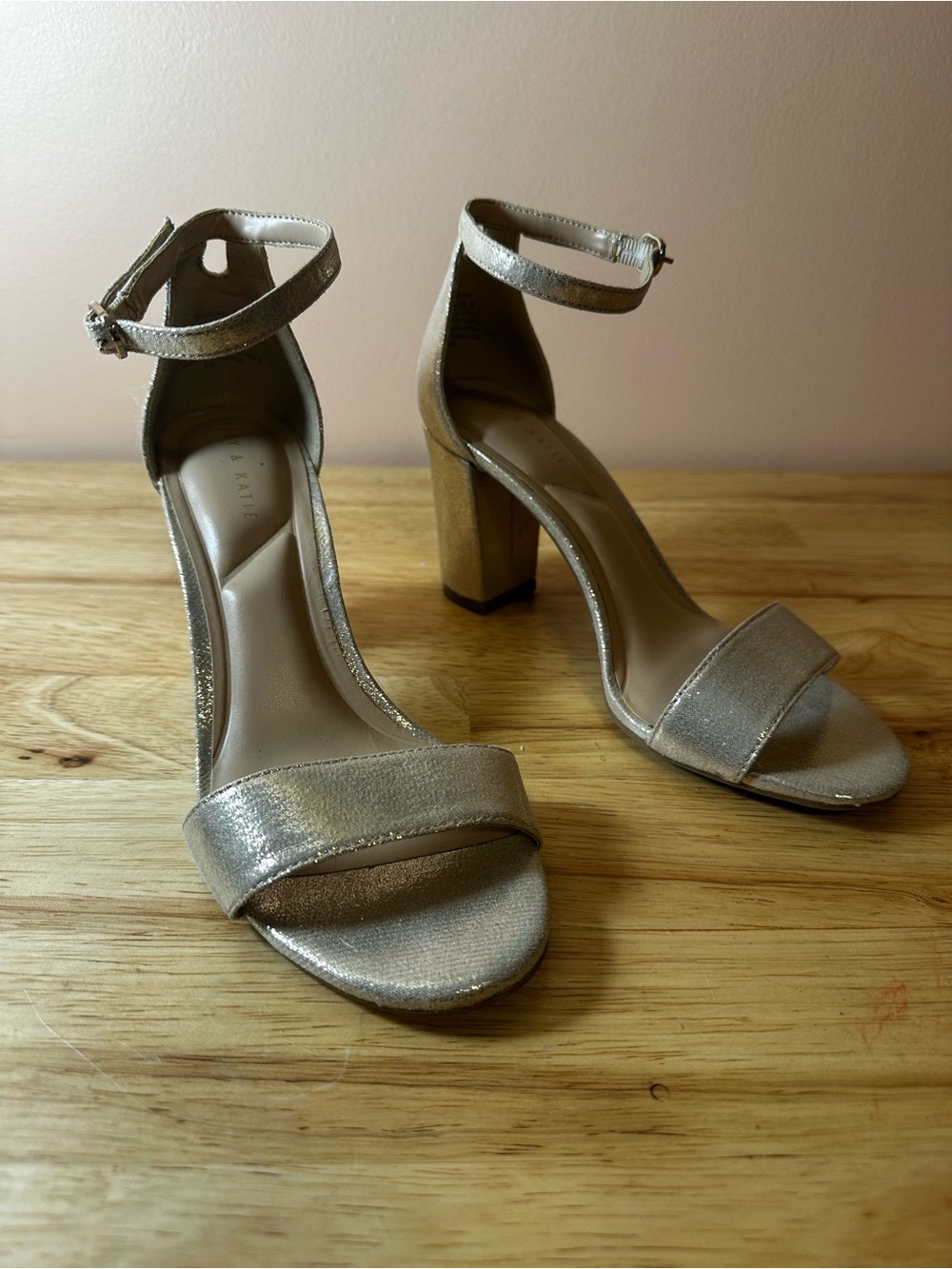 Women's Size 6 Metallic Ankle-Strap Block Heel Sandals - Gold
